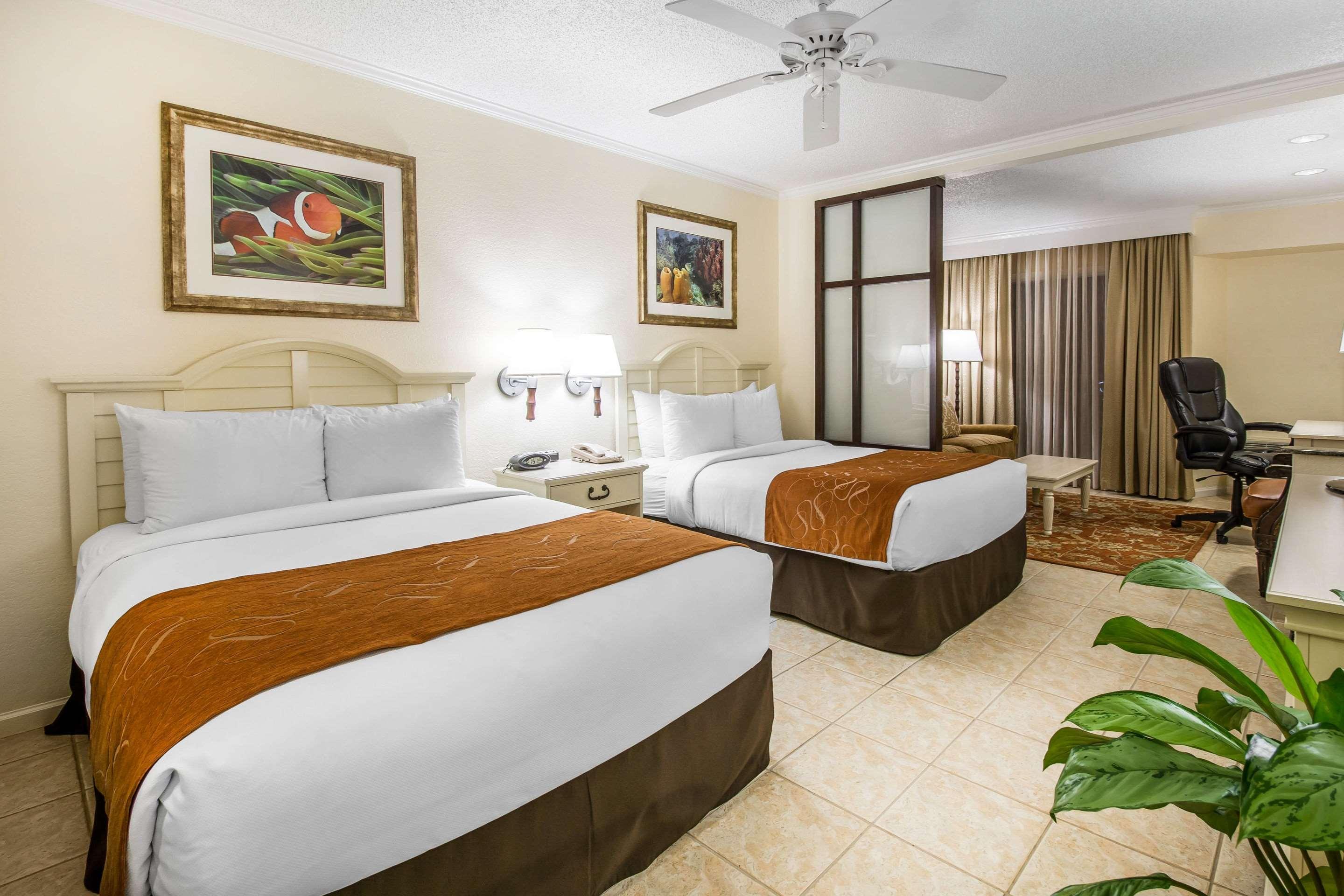 Comfort Suites Paradise Island Creek Village Exterior foto