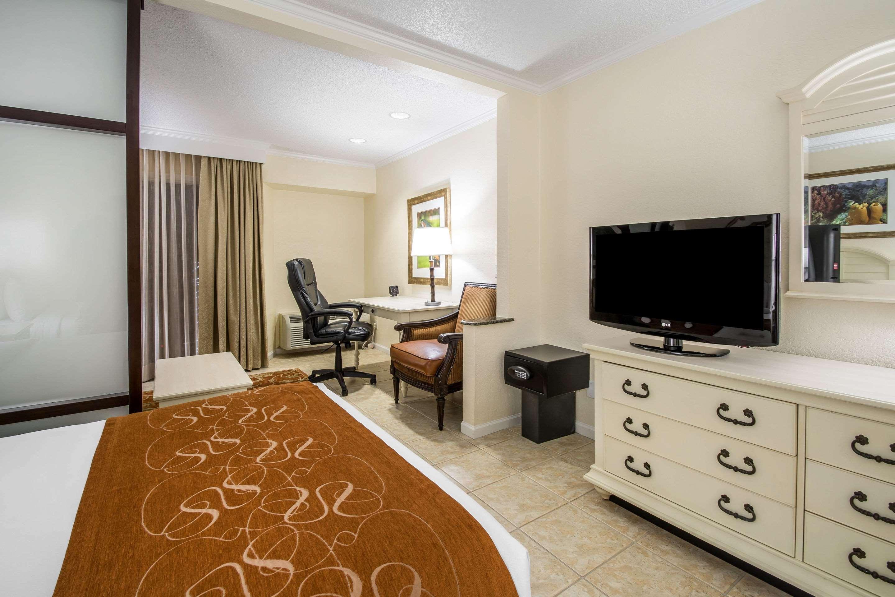 Comfort Suites Paradise Island Creek Village Exterior foto