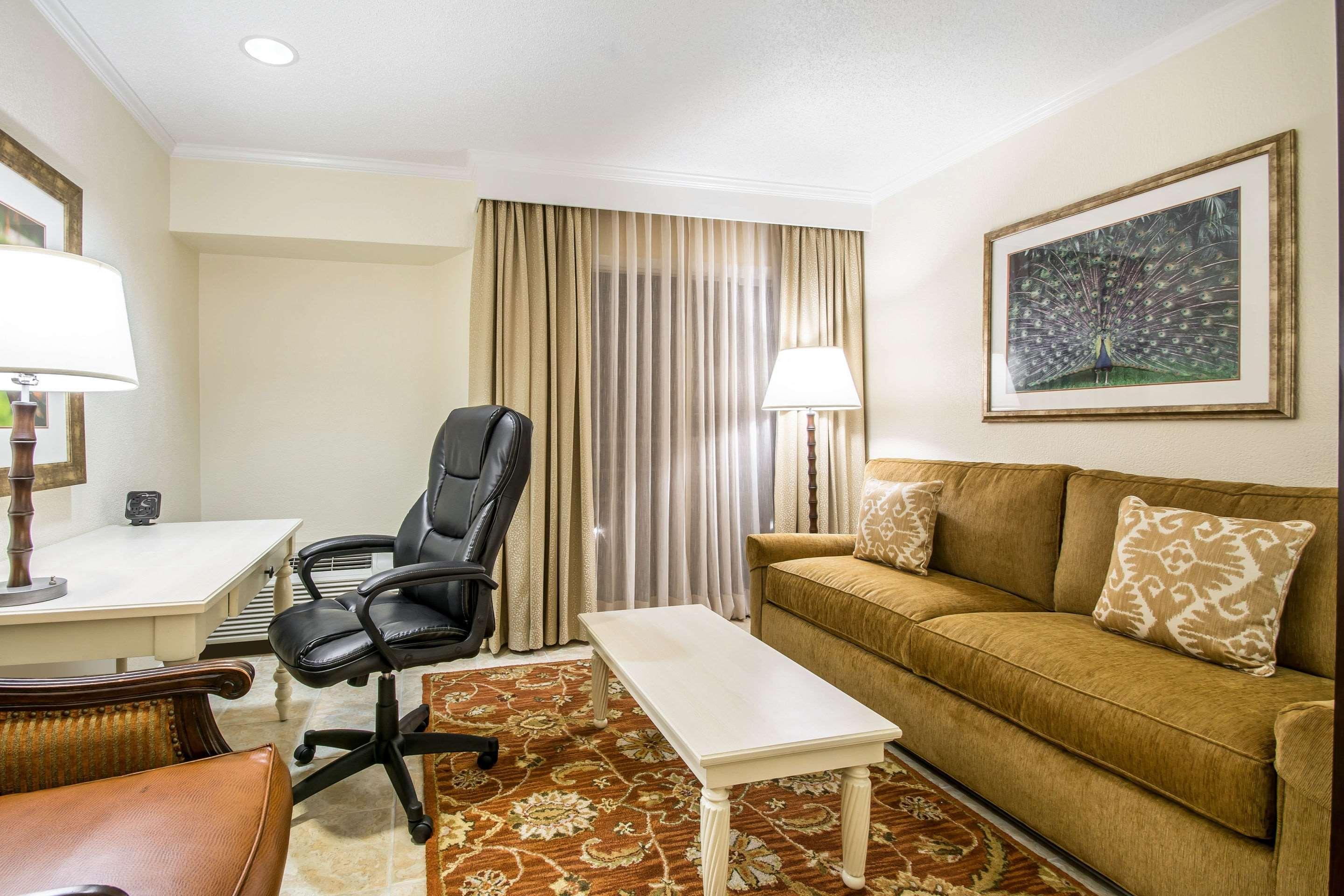 Comfort Suites Paradise Island Creek Village Exterior foto