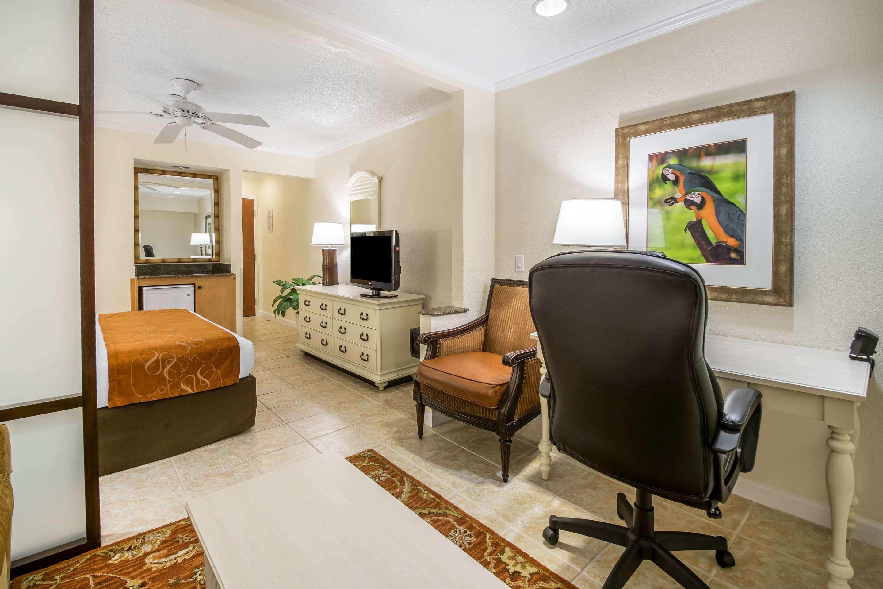 Comfort Suites Paradise Island Creek Village Exterior foto