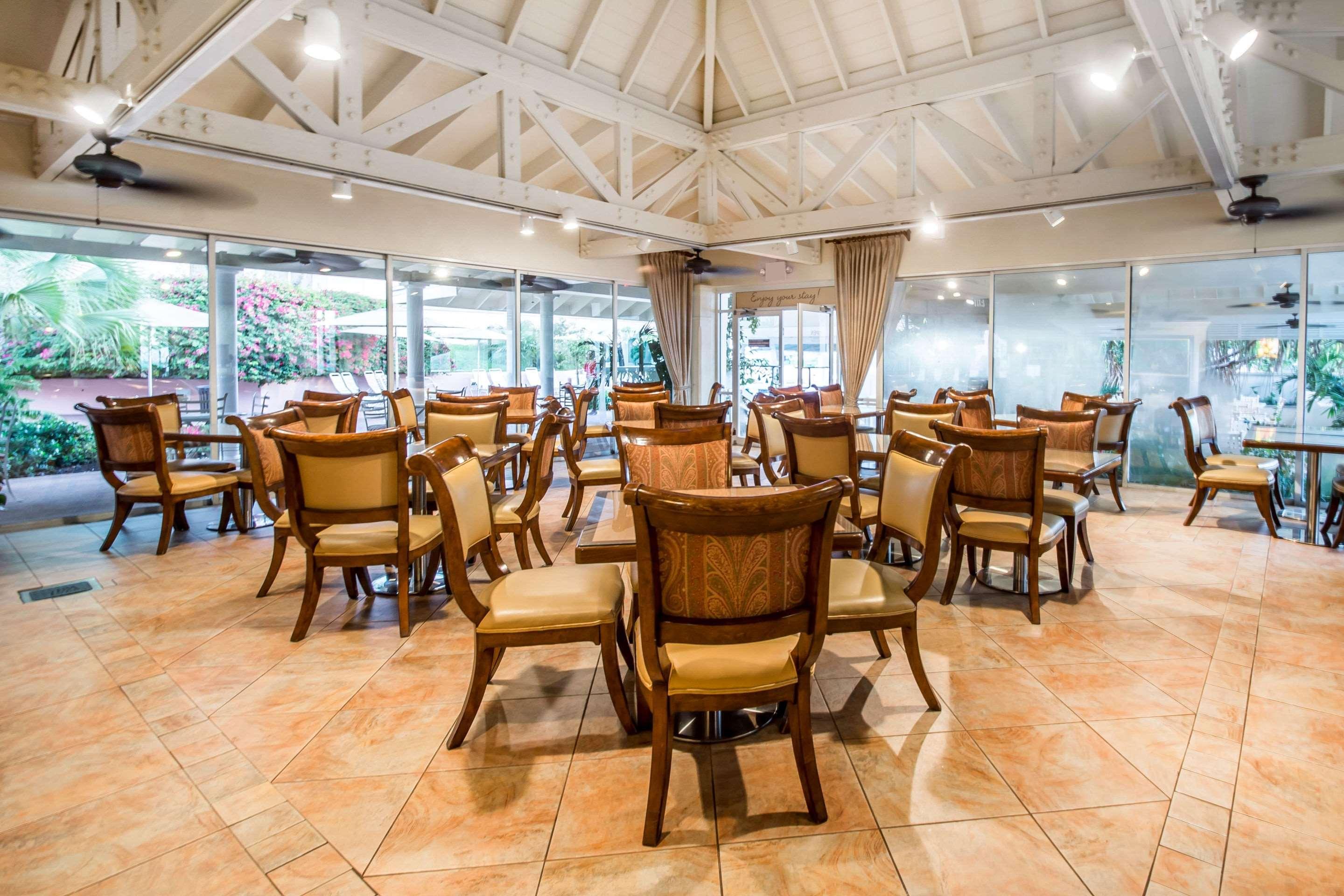 Comfort Suites Paradise Island Creek Village Exterior foto